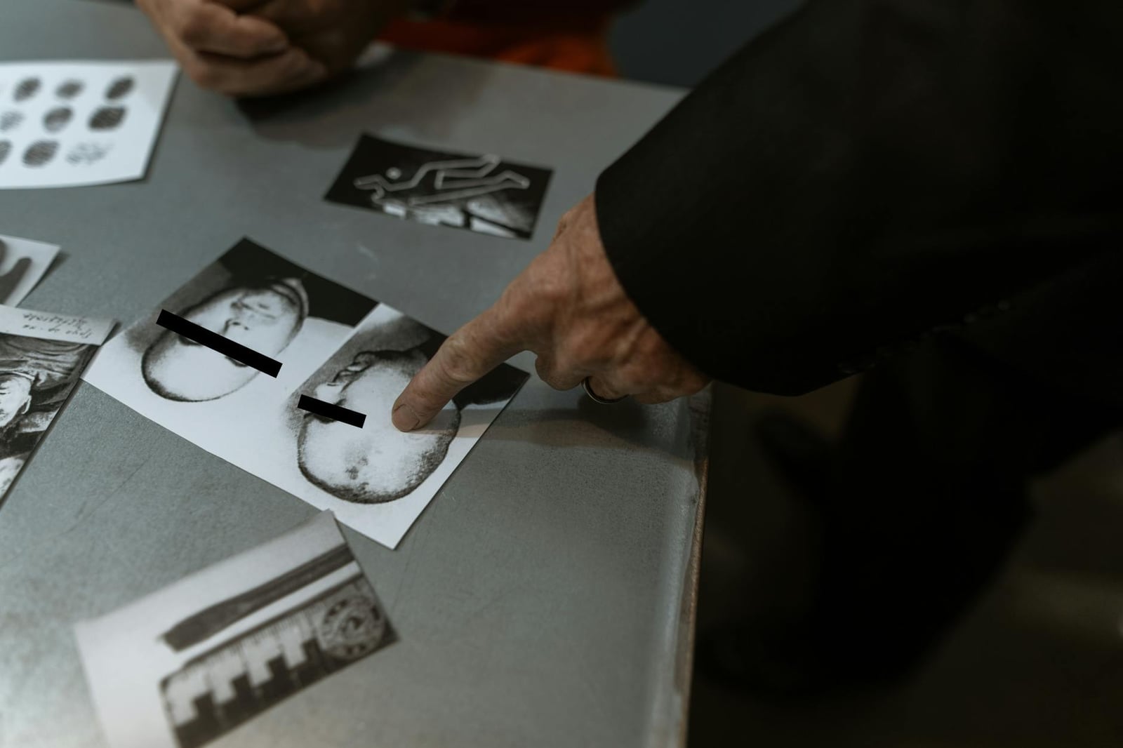Persona Sosteniendo Papel De Impresora Blanco