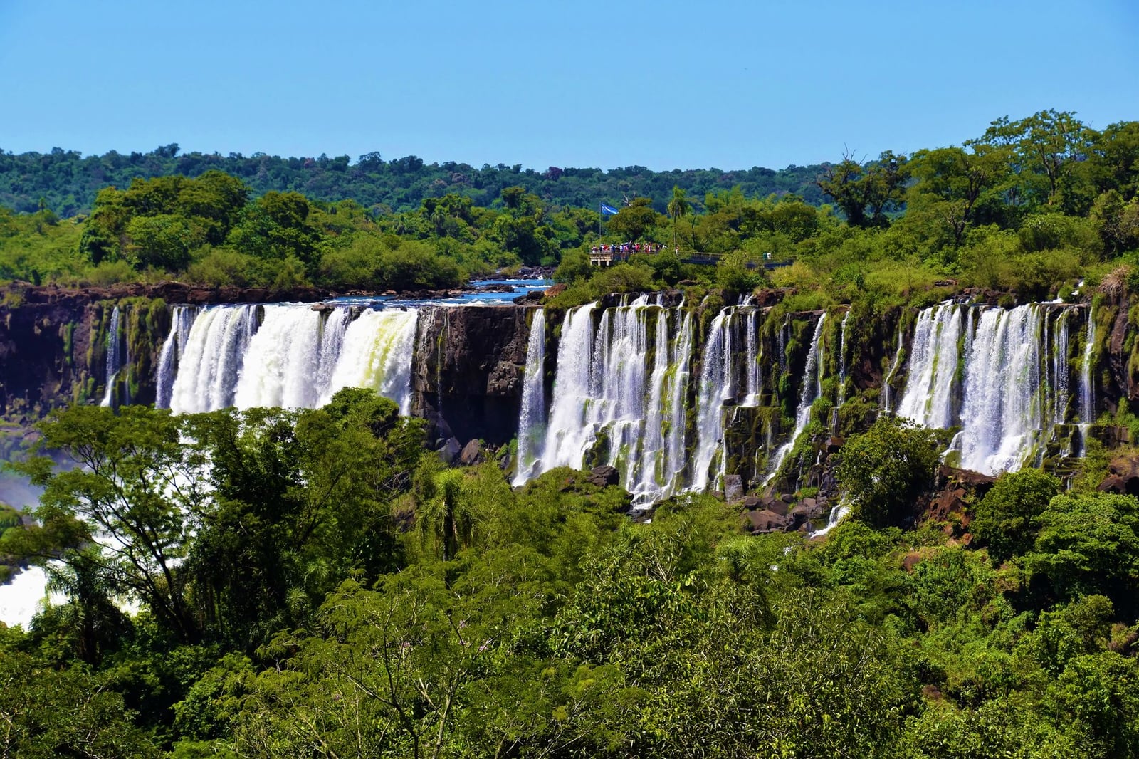 Vegetación exuberante y aguas en cascada de las Cataratas del Iguazú, una maravilla natural en la provincia de Misiones, Argentina.