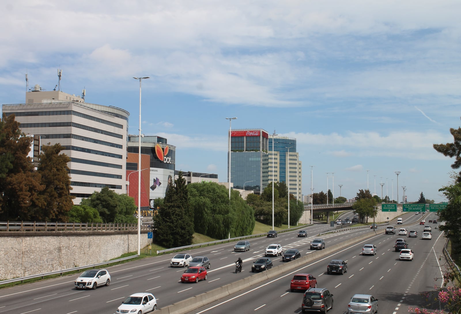 Panamericana/General Paz Junction in Buenos Aires. Dot Baires Shopping (Pfeifer-Zurdo and Fernández Prieto, 2009); Intecons II (MSGSSS, 2015-18); and Panamericana Plaza (Lier & Tonconogy, 1997), are v