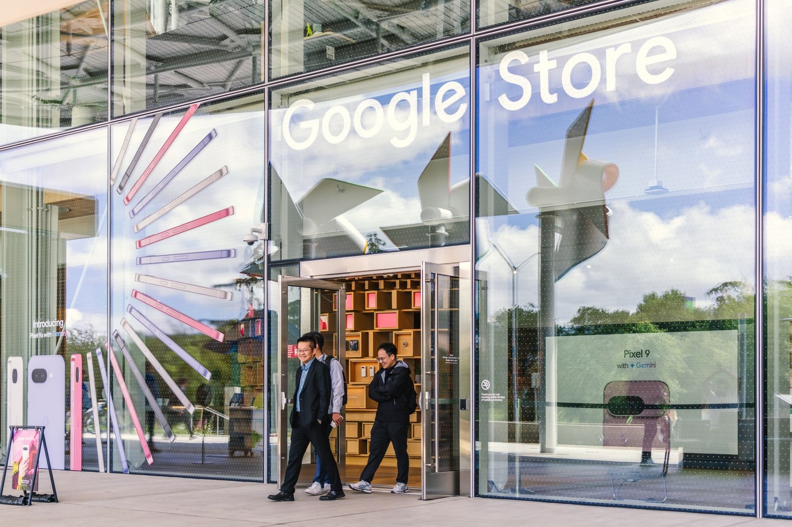 Entrada luminosa y moderna de Google Store con fachada de vidrio transparente en Mountain View, California.