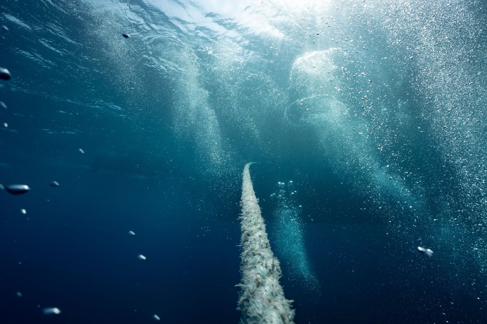 Explora el profundo mundo azul submarino con burbujas, cuerda y luz ambiental.