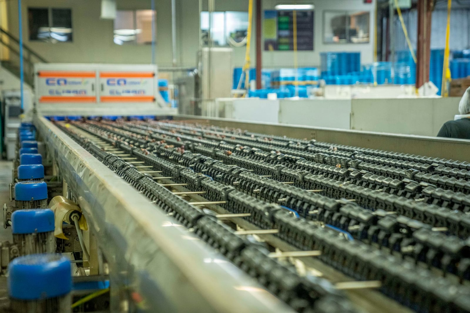 Vista detallada de un sistema de cinta transportadora industrial utilizado en entornos de fabricación y producción.