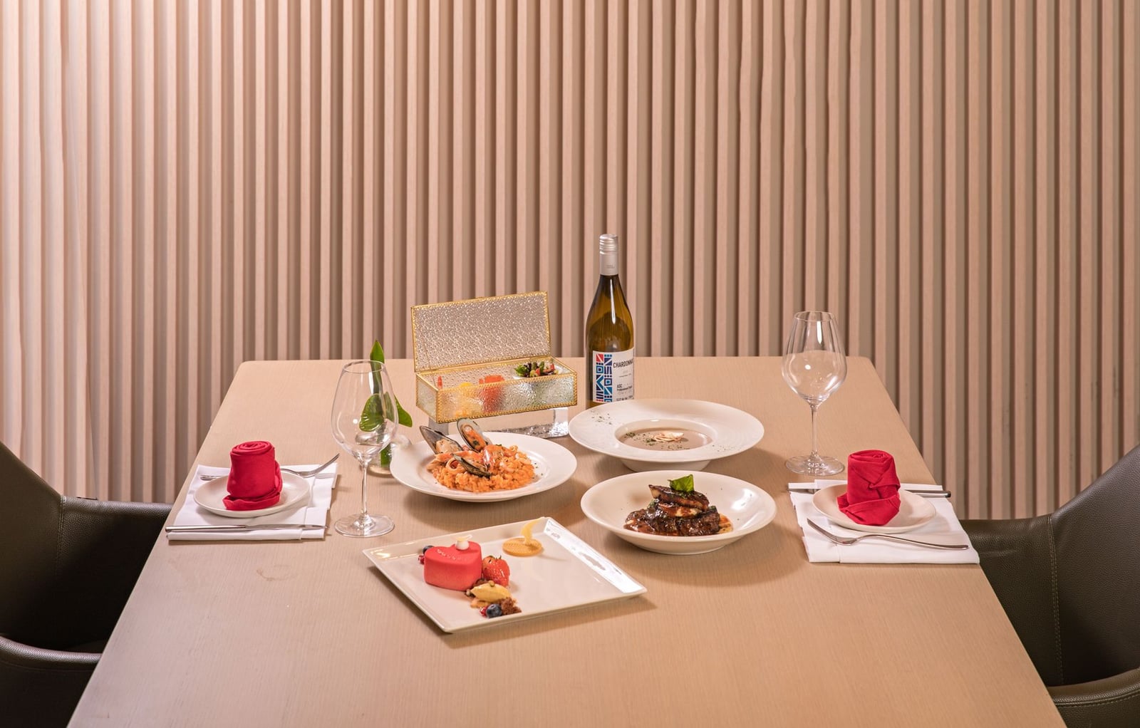 Una mesa de comedor bellamente dispuesta con platos gourmet, que ofrece una experiencia gastronómica refinada con una presentación elegante.