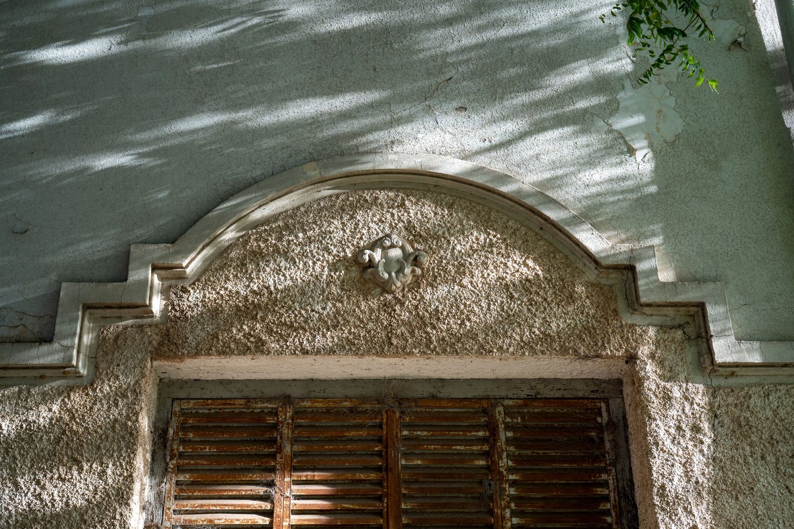Fachada de estuco con diseño ornamentado en Córdoba, que realza la arquitectura histórica.