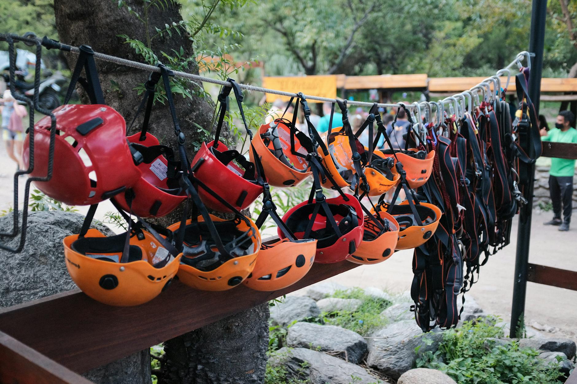 Colgando cascos coloridos para aventuras de escalada en Merlo, Argentina.