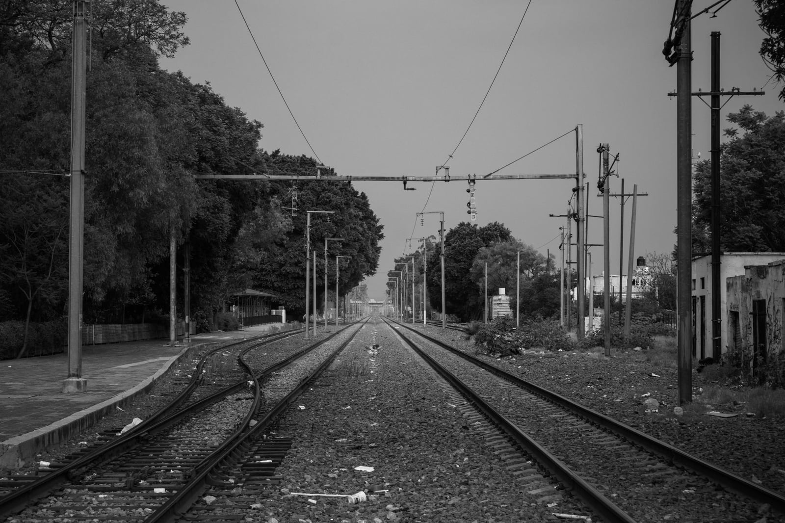 Una vista en monocromo de las vías del tren en Santiago de Querétaro, México.