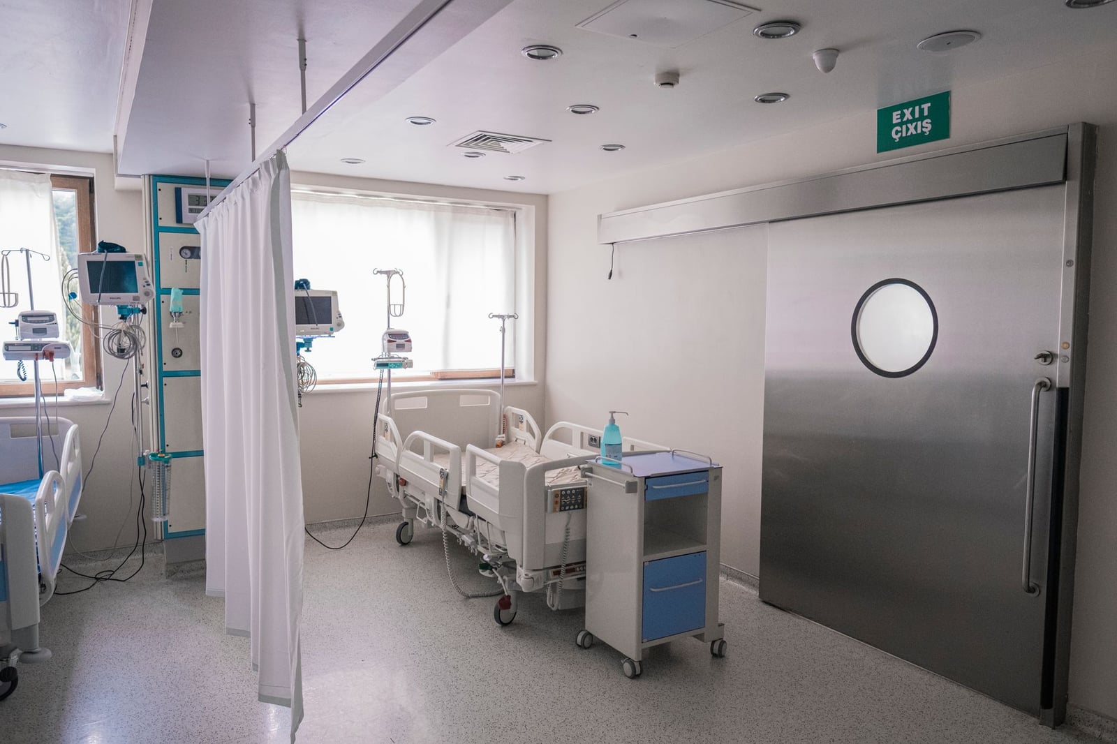 Amplia habitación hospitalaria en Bakú con camas y equipos médicos.