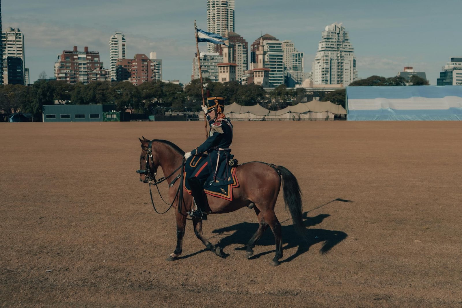 Un soldado montado cabalga por Buenos Aires, combinando la tradición con el horizonte moderno de la ciudad.