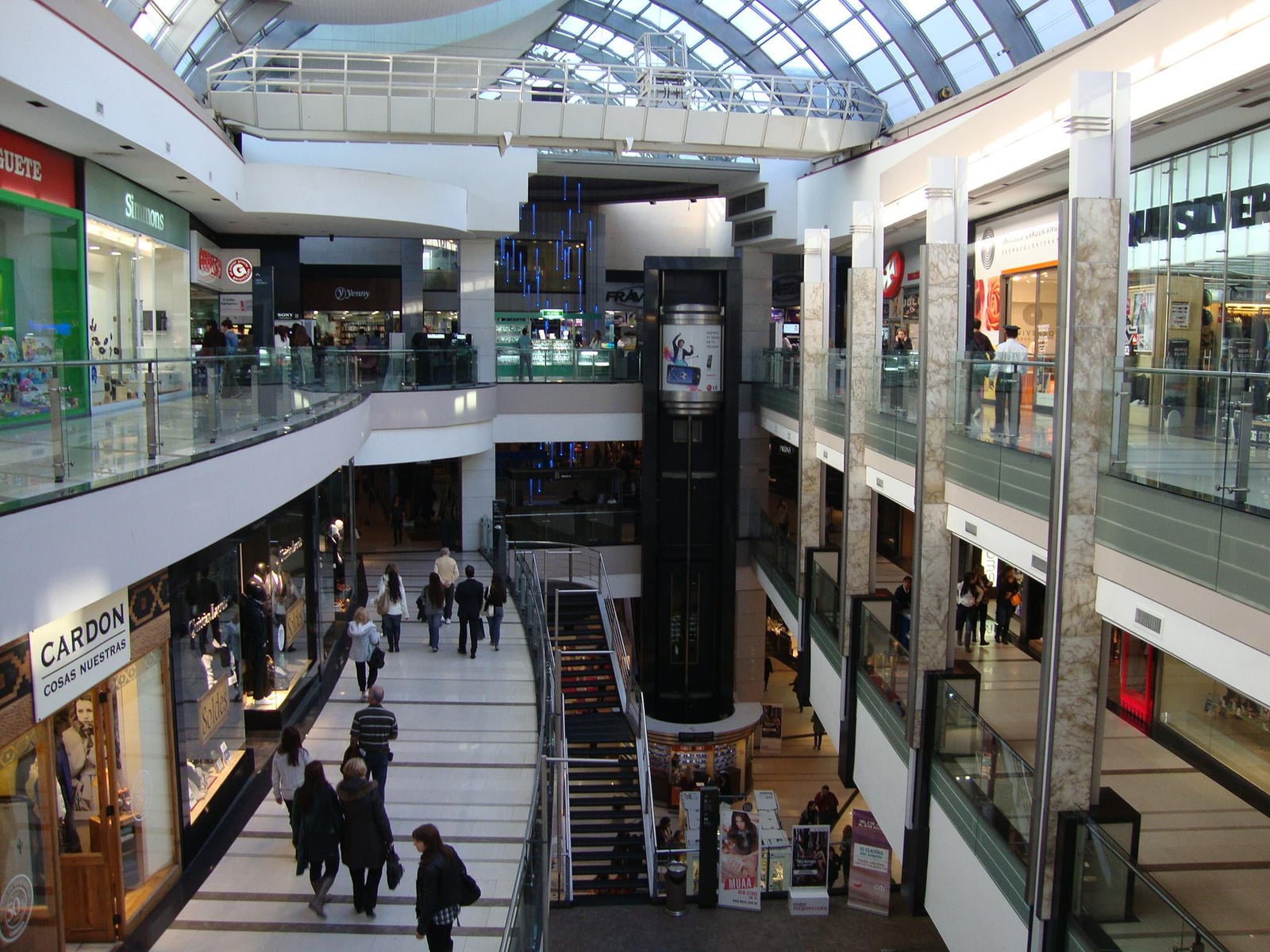 Vista del interior del centro comercial Alto Palermo, construido en 1990 en la Avenida Santa Fe esquina Av. Coronel Díaz. Buenos Aires, Argentina.