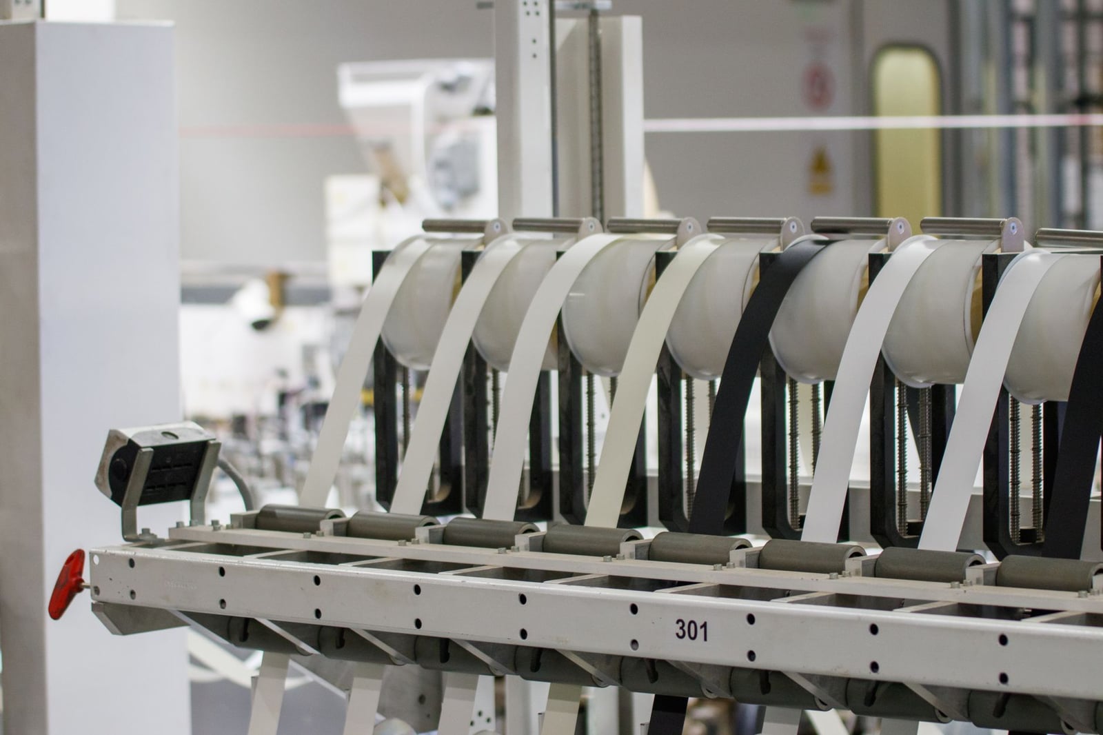 Máquina industrial moderna en funcionamiento en una instalación de fabricación que muestra tecnología avanzada.