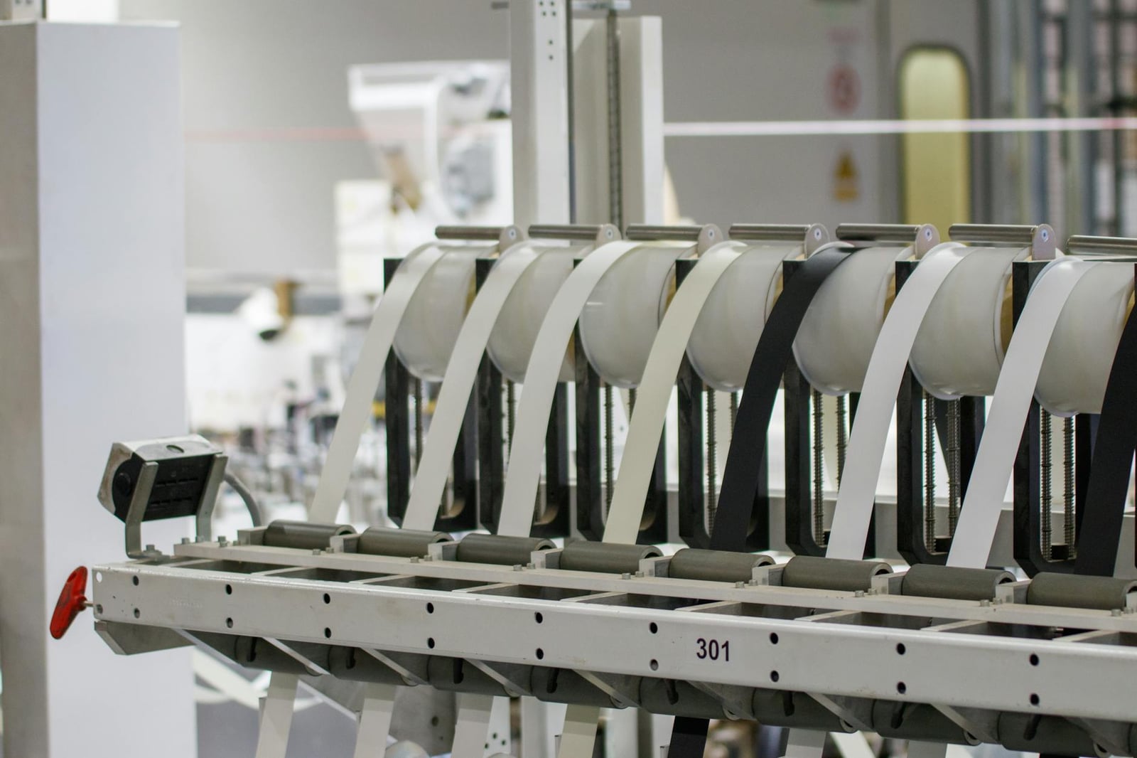 Máquina industrial moderna en funcionamiento en una instalación de fabricación que muestra tecnología avanzada.