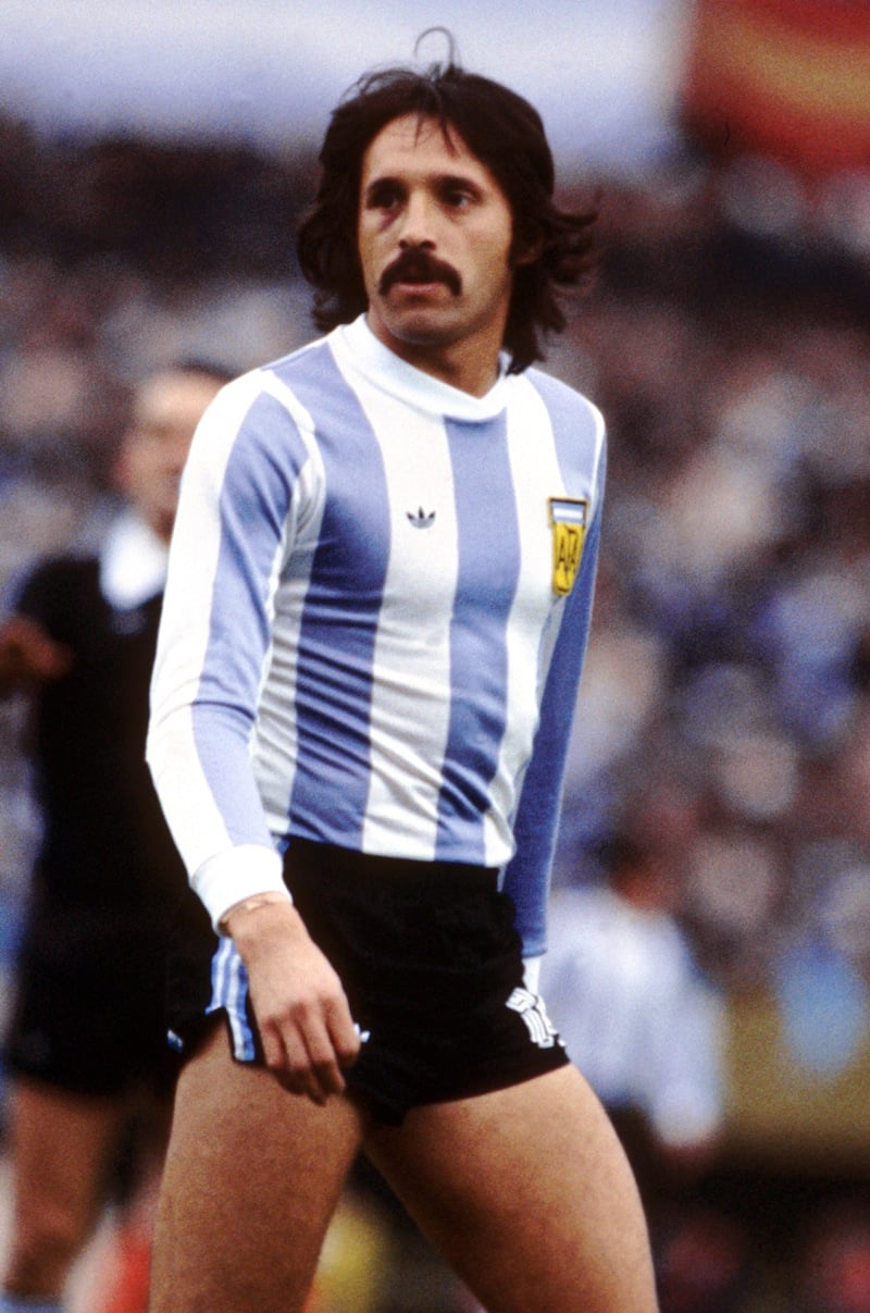 L'attaccante argentino Leopoldo Luque, componente della squadra nazionale campione del mondo di calcio del 1978