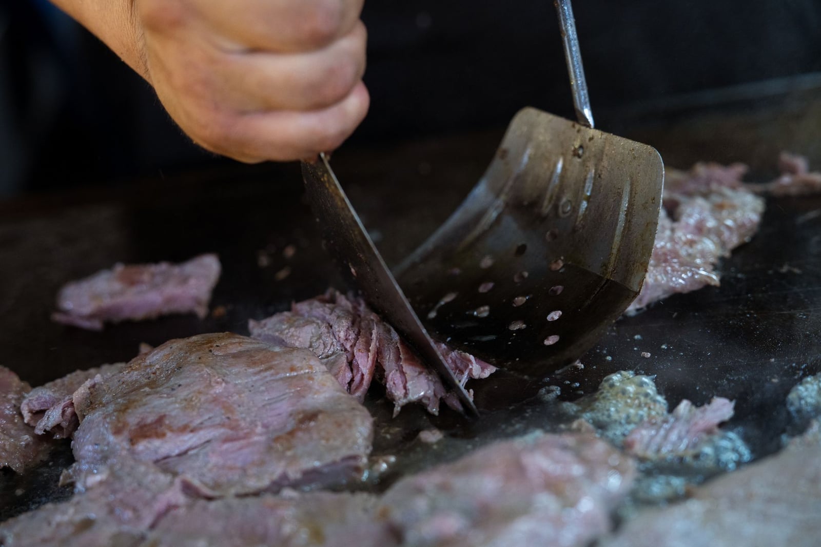 Cocinar a mano lonchas de ternera en una plancha caliente. Ideal para los amantes de la barbacoa.