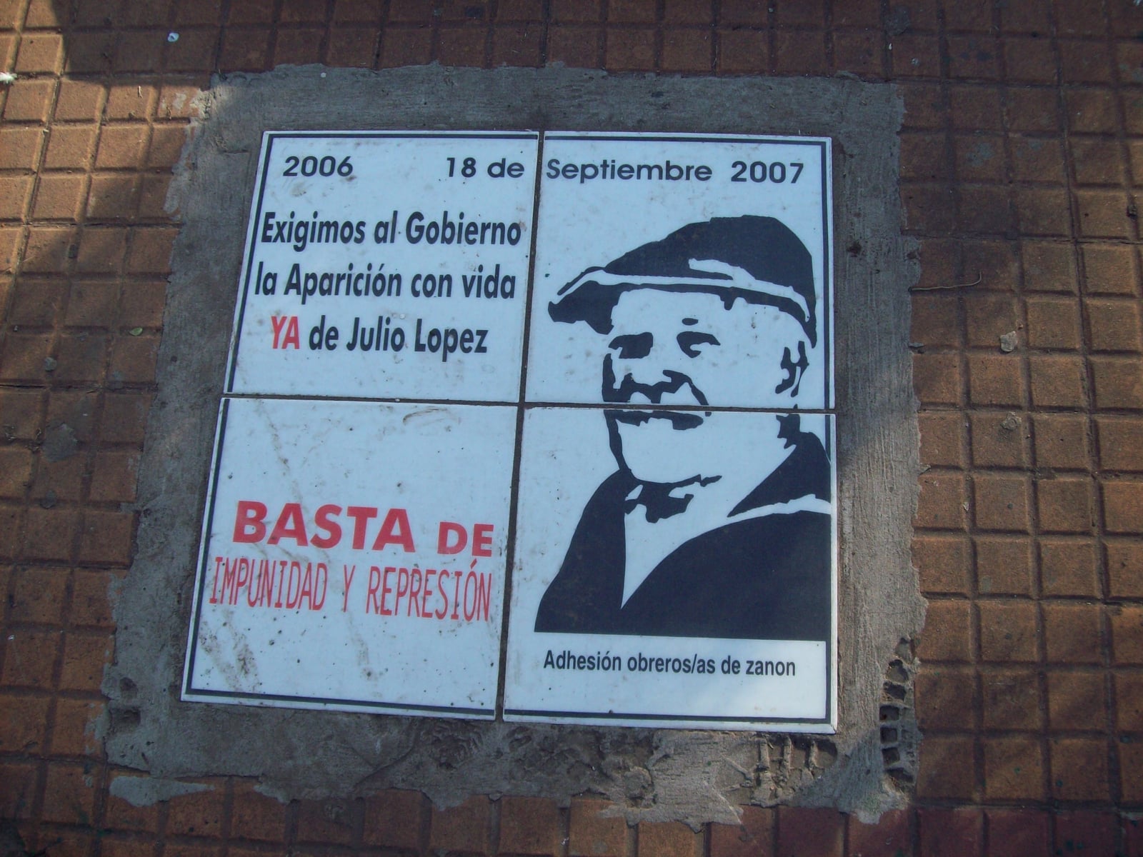 Placa de Jorge Julio Lopéz en la Pirámide de Mayo.