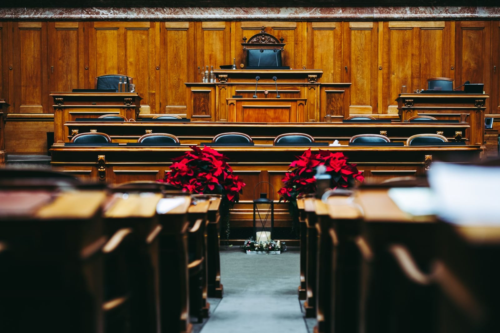 Amplia y elegante sala de tribunal de madera con asientos vacíos, ubicada en Berna, Suiza.