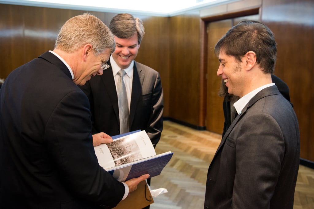 21 de mayo de 2014. El ministro de Economía, Axel Kiciloff, se reunió con el subsecretario de Energía de los Estados Unidos, Daniel Poneman. Tambien estuvieron presentes la embajadora de Argentina en