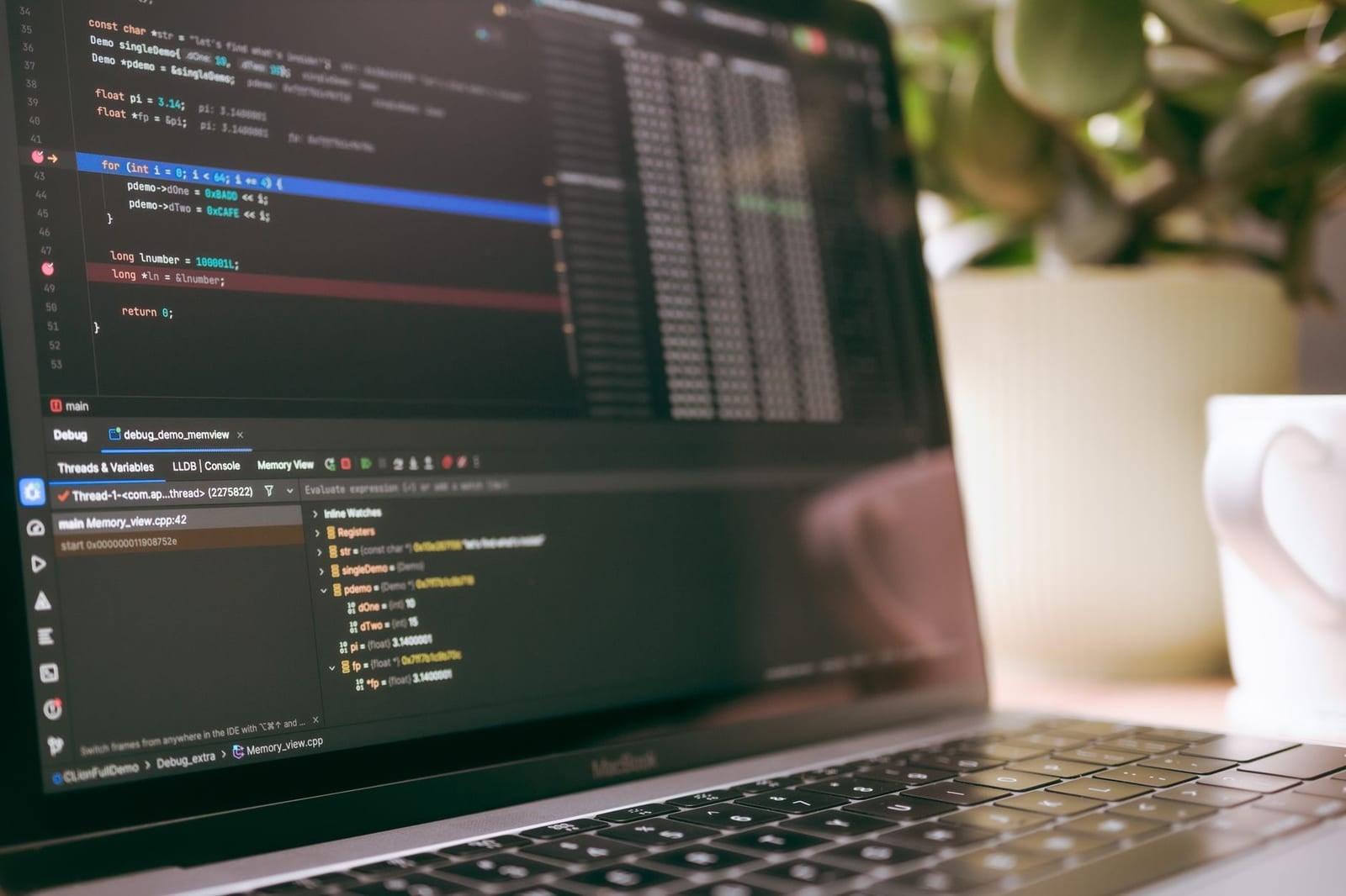 Notebook con código en pantalla