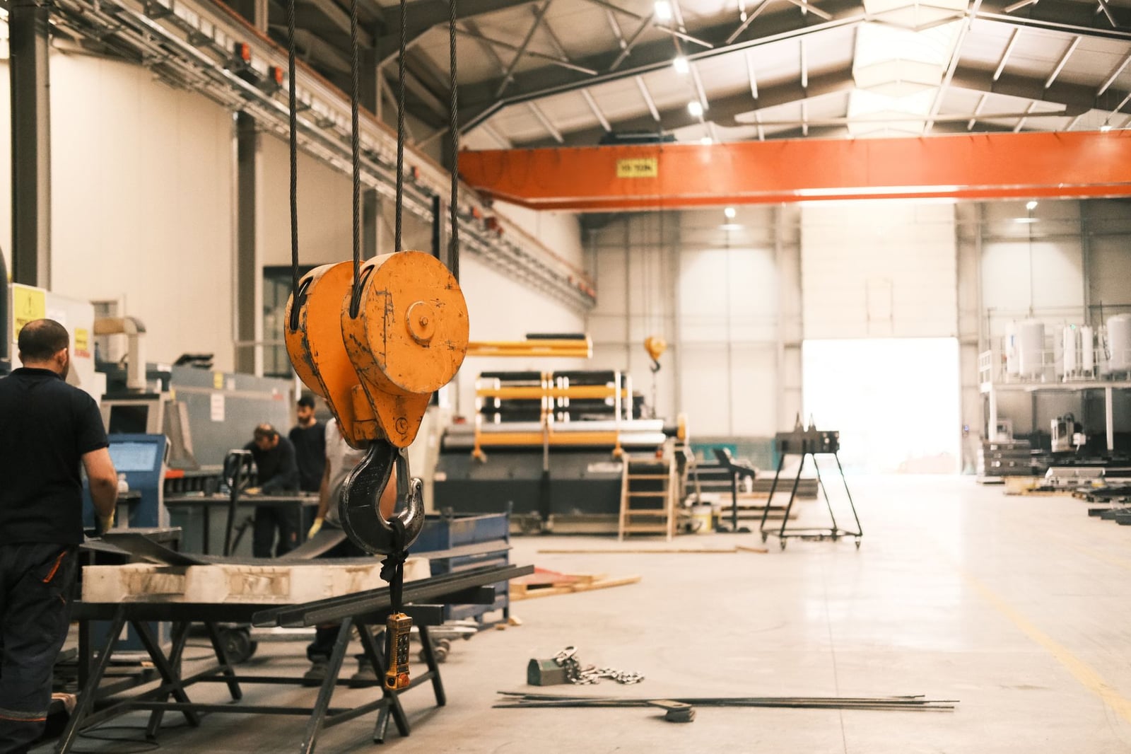 Amplio taller industrial con grúa y maquinaria pesada en Konya, Turquía.