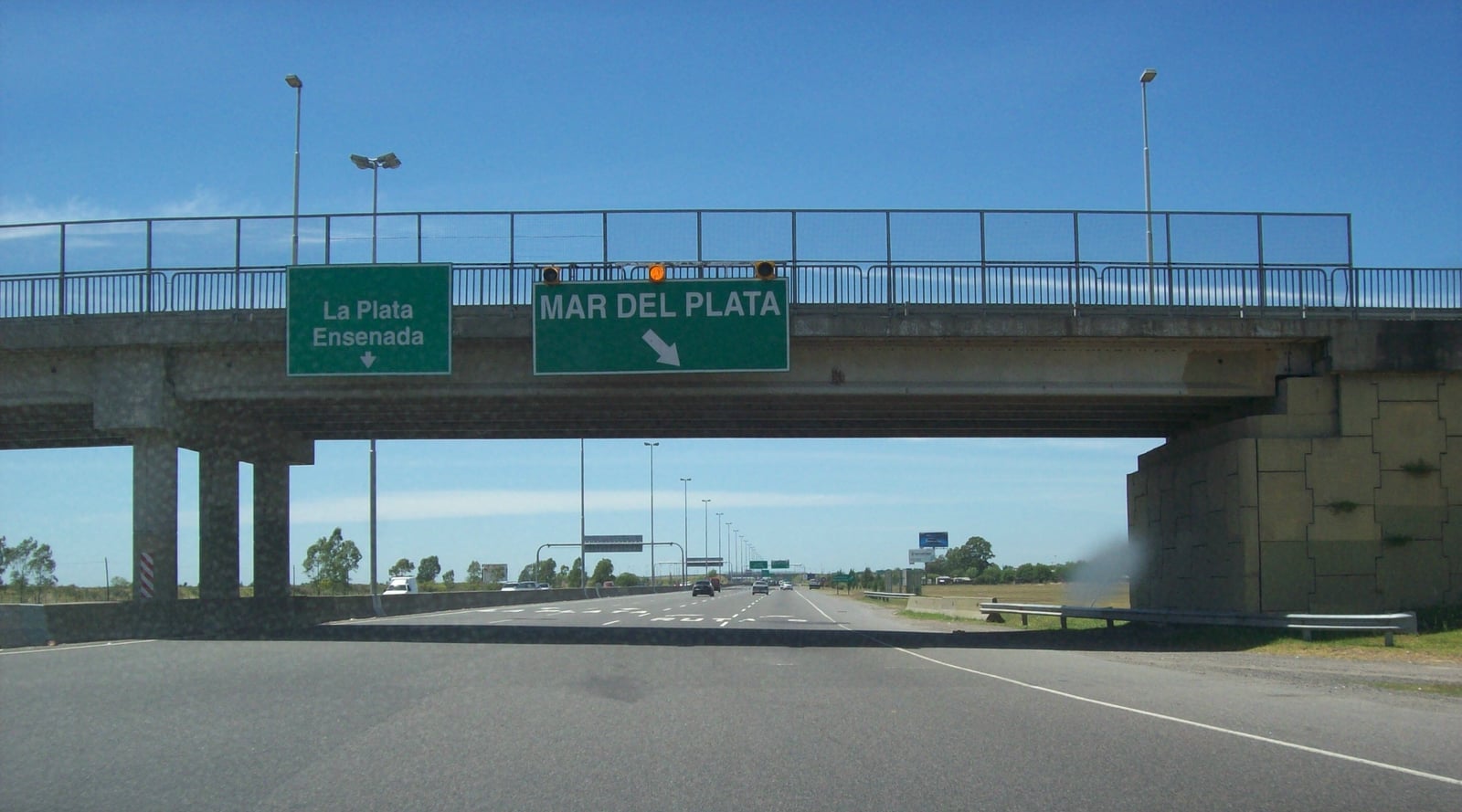 Autopista Buenos Aires - La Plata en Hudson, partido de Berazategui, Provincia de Buenos Aires, Argentina.