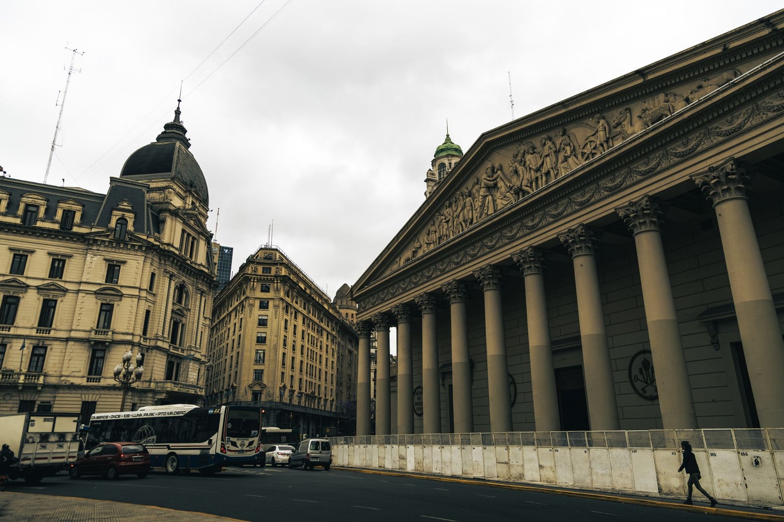 Captura del paisaje urbano de Buenos Aires con edificios históricos y la Catedral Metropolitana.