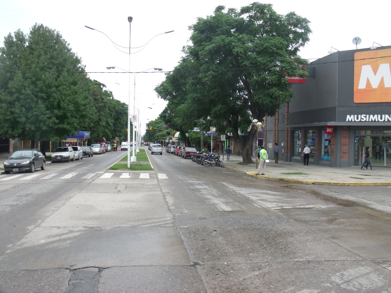 Vista de la principal avenida comercial de Tafí Viejo, se aprecia cartel de la empresa Musimundo.