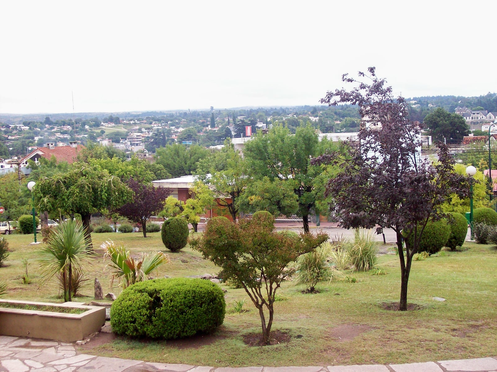 Vista desde la plaza San Martín en La Falda (entre Av. Patria y Sarmiento) en la provincia de Córdoba, Argentina. Foto tomada de SE a NO desde aproximadamente el centro de la plaza)