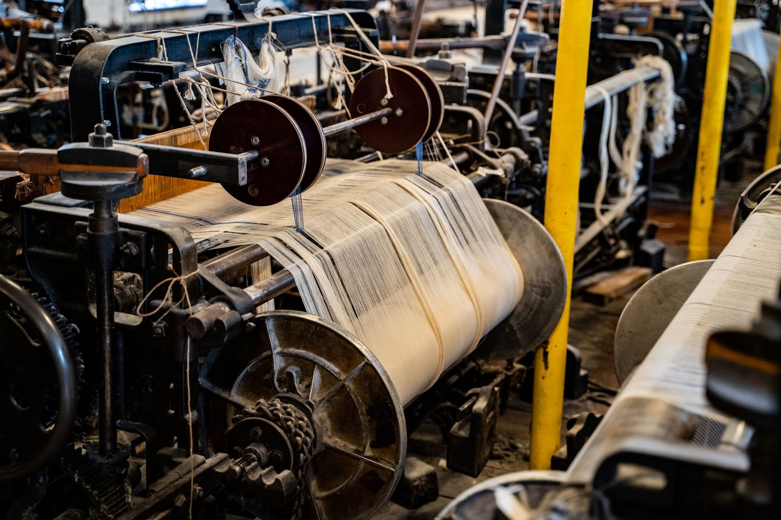 Vista detallada de una máquina textil vintage que muestra equipos de costura industrial.