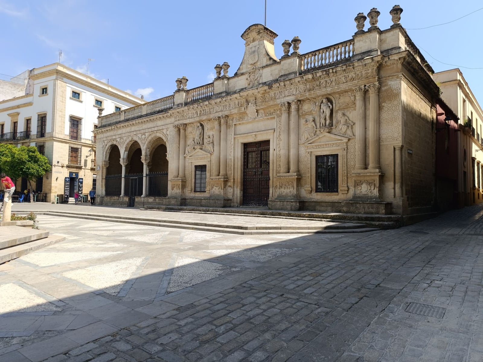 Elegante arquitectura histórica de Jerez de la Frontera en Andalucía con cielos despejados.