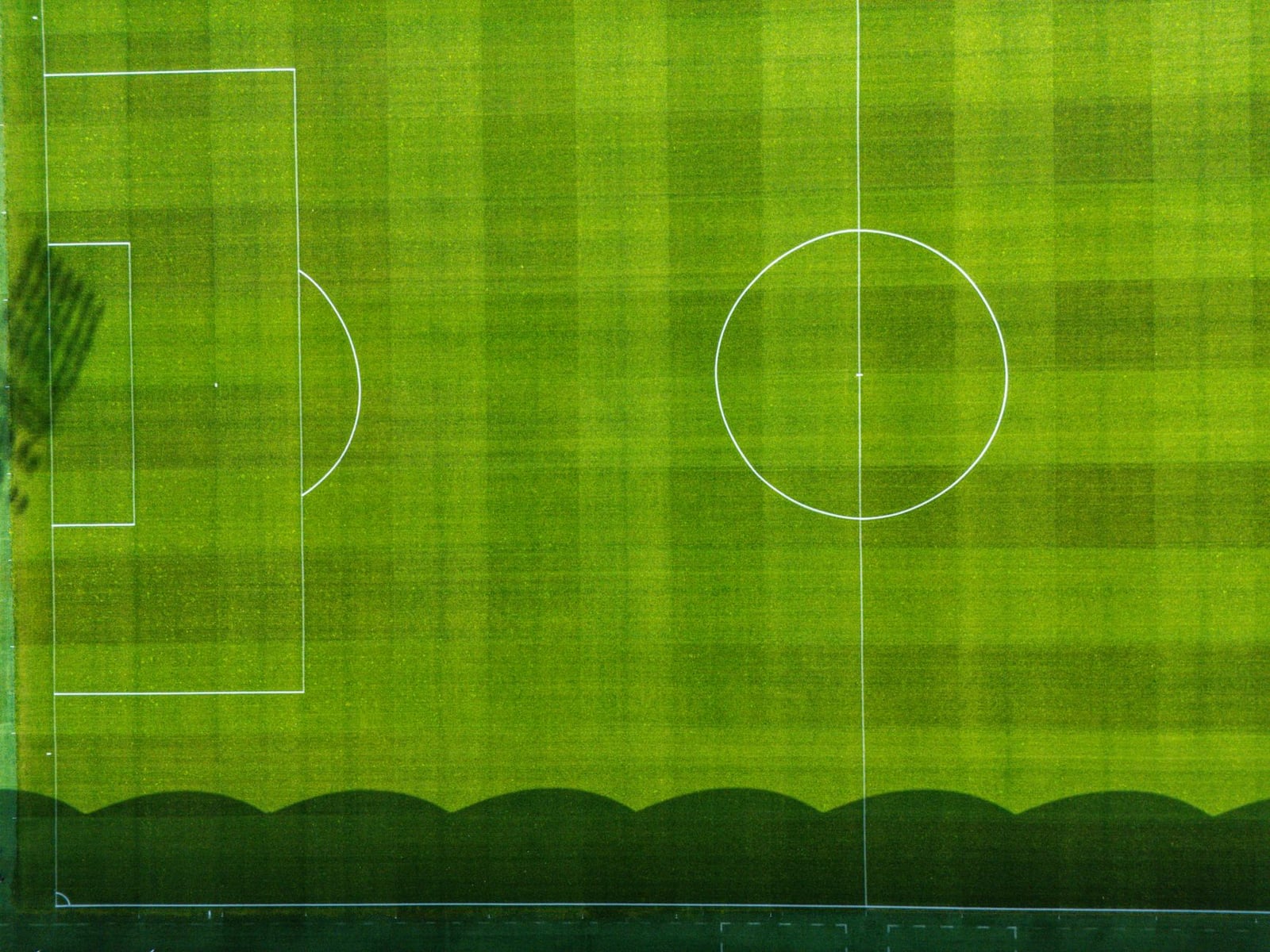 Vista de dron de un campo de fútbol verde en Jönköping, Suecia, que muestra el terreno de juego desde arriba.