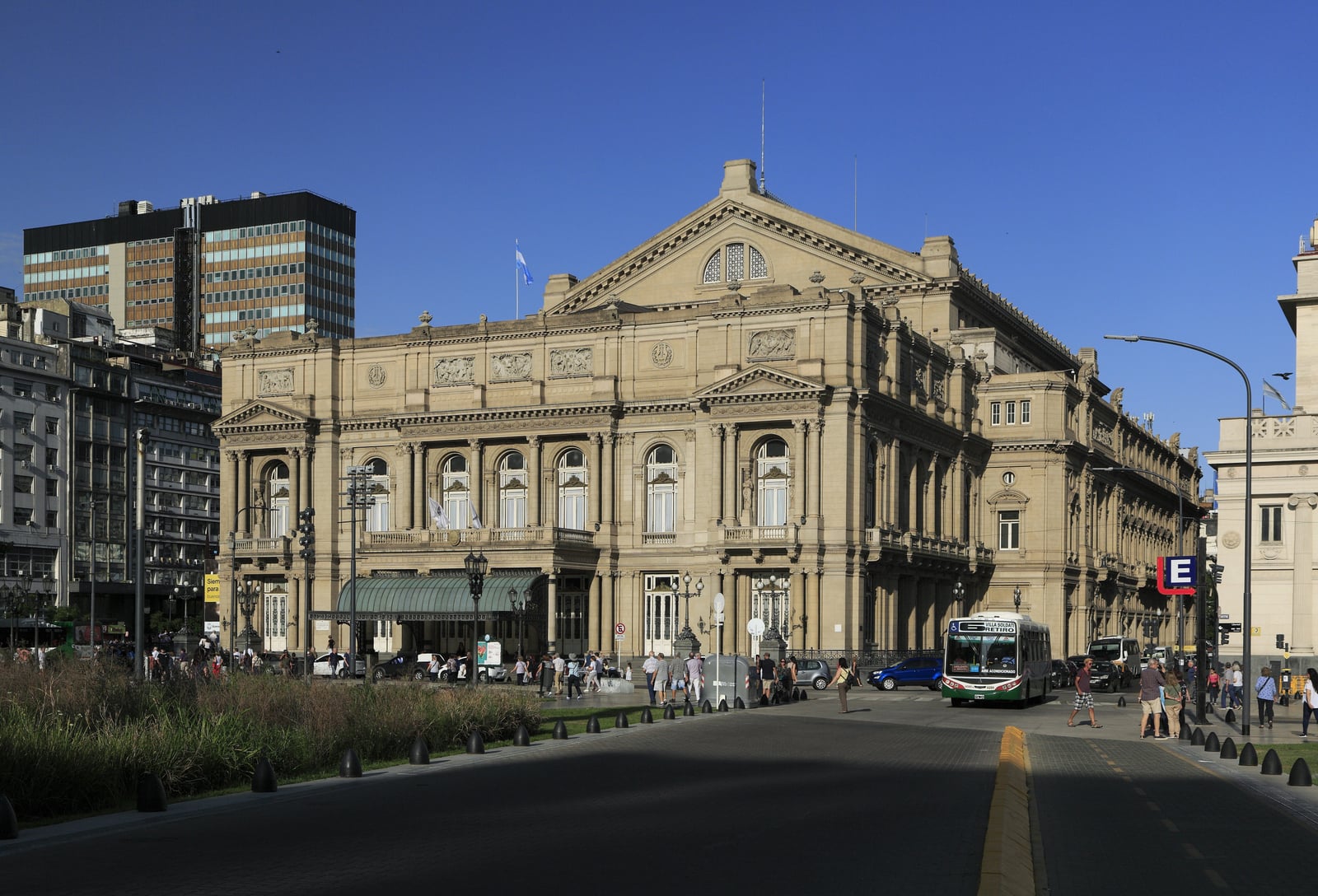 Westseite von der Plaza Lavalle, hier befindet sich der Haupteingang. Die heutige Prachtstraße Avenida 9 de Julio gab es zur Bauzeit des Theaters noch nicht.