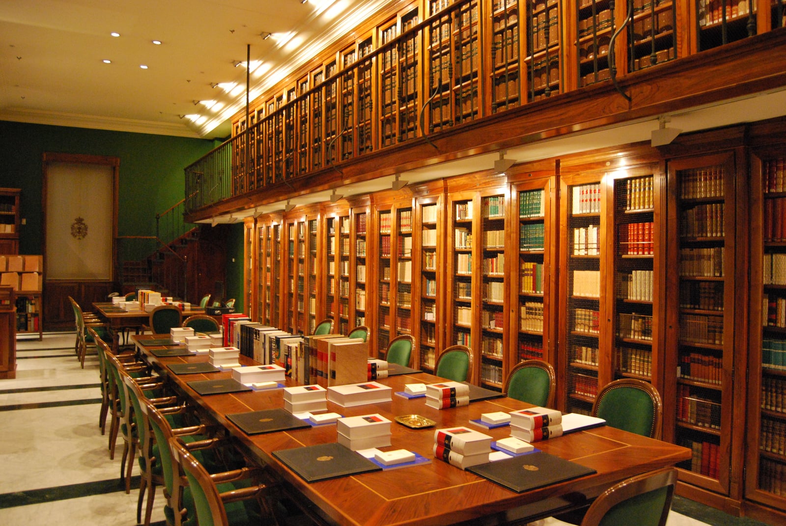 Vista general de una de las librerías de la RAE