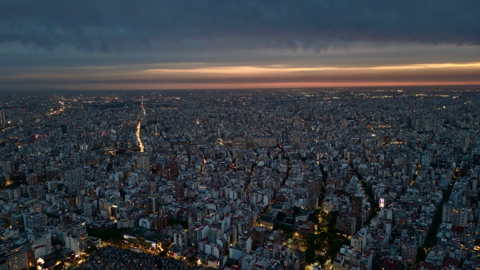 Una impresionante vista aérea del paisaje urbano de Buenos Aires durante el atardecer.