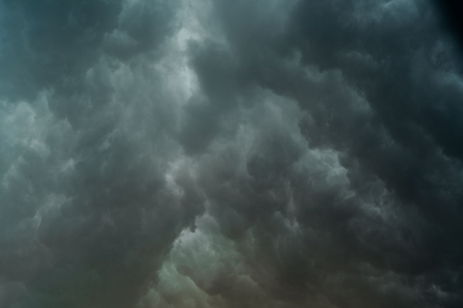 Nubes de tormenta oscuras, sombrías y dramáticas, que capturan la esencia de una tormenta eléctrica.