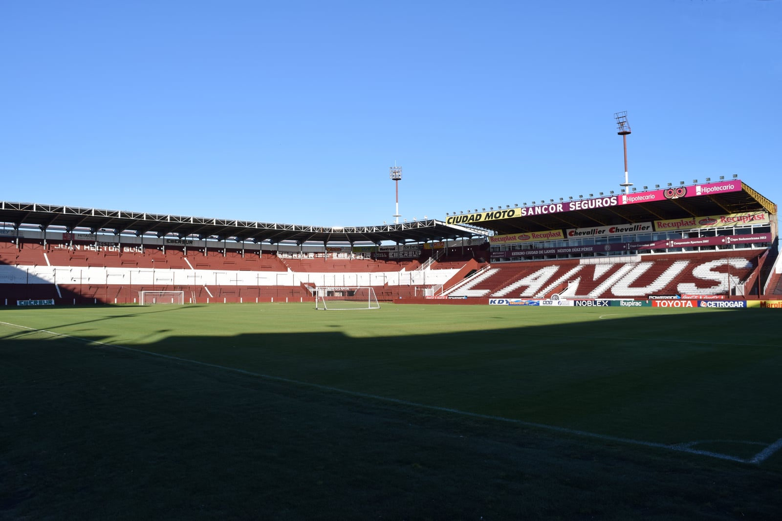 Vista de la tribuna norte (sobre la calle General Arias) y de la platea de socios (sobre la calle Fray Esquiú) del Estadio Ciudad de Lanús - Néstor Díaz Pérez.
