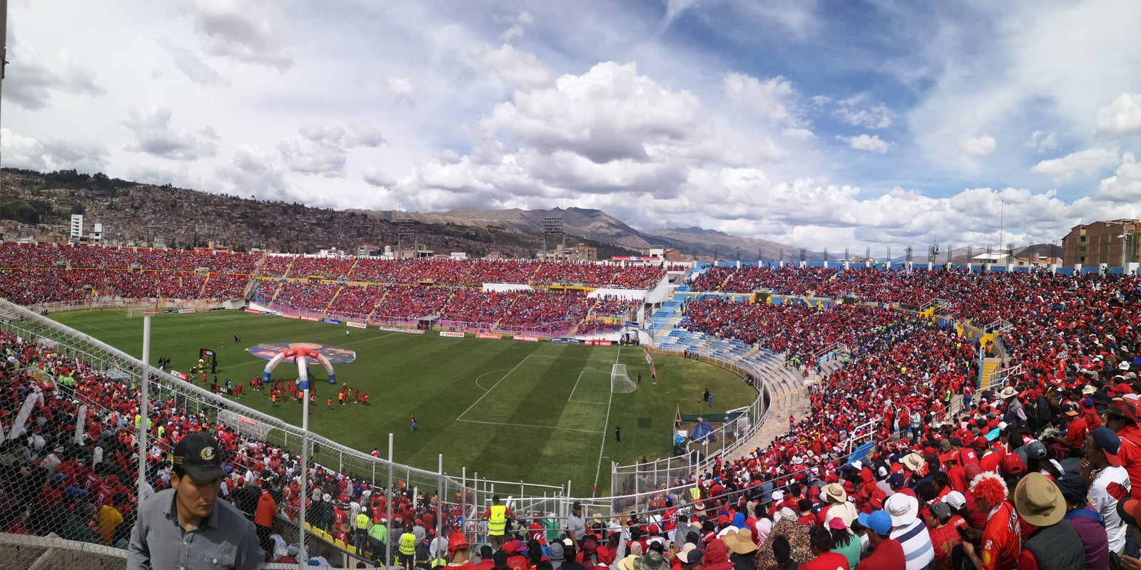 Vista del estadio Garcilaso repleto de hinchas de Cienciano el día que éste campeonó la Liga 2 2019 y ascendió a primera división. Cusco, Perú