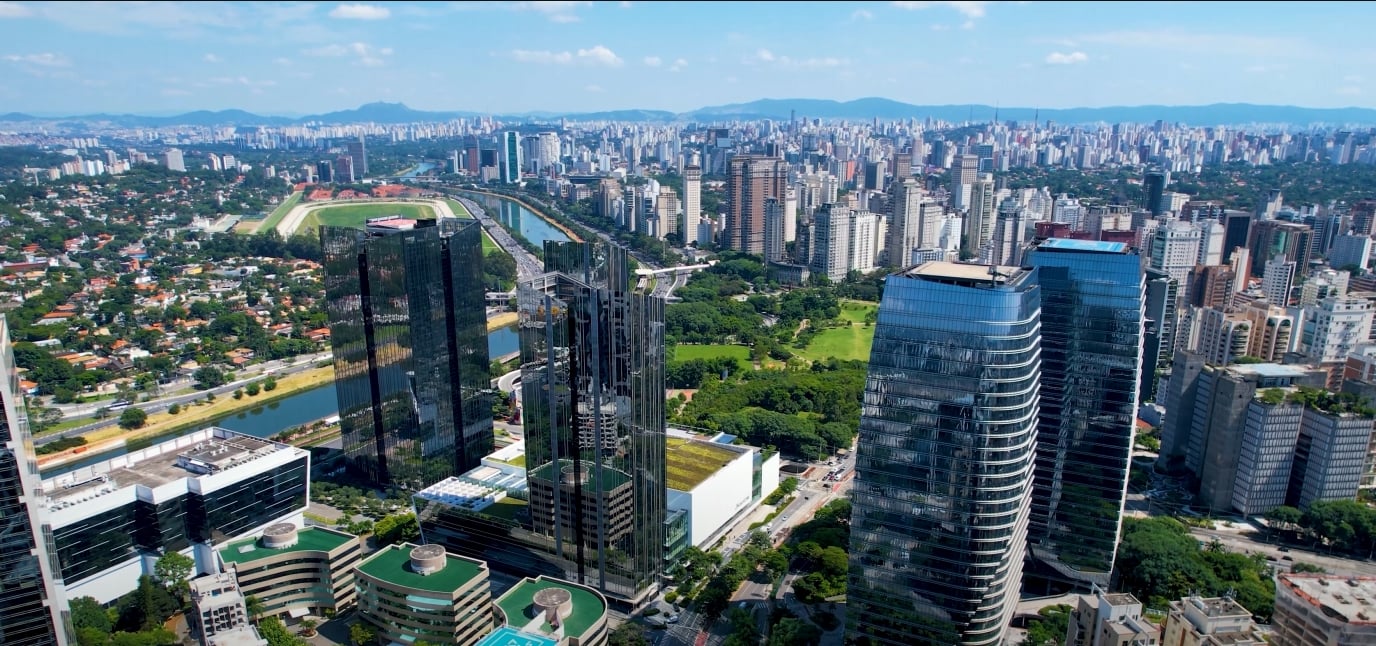 Marginal Pinheiros, com São Paulo Corporate Towers e WTorre Plaza à frente e Jockey Club ao fundo