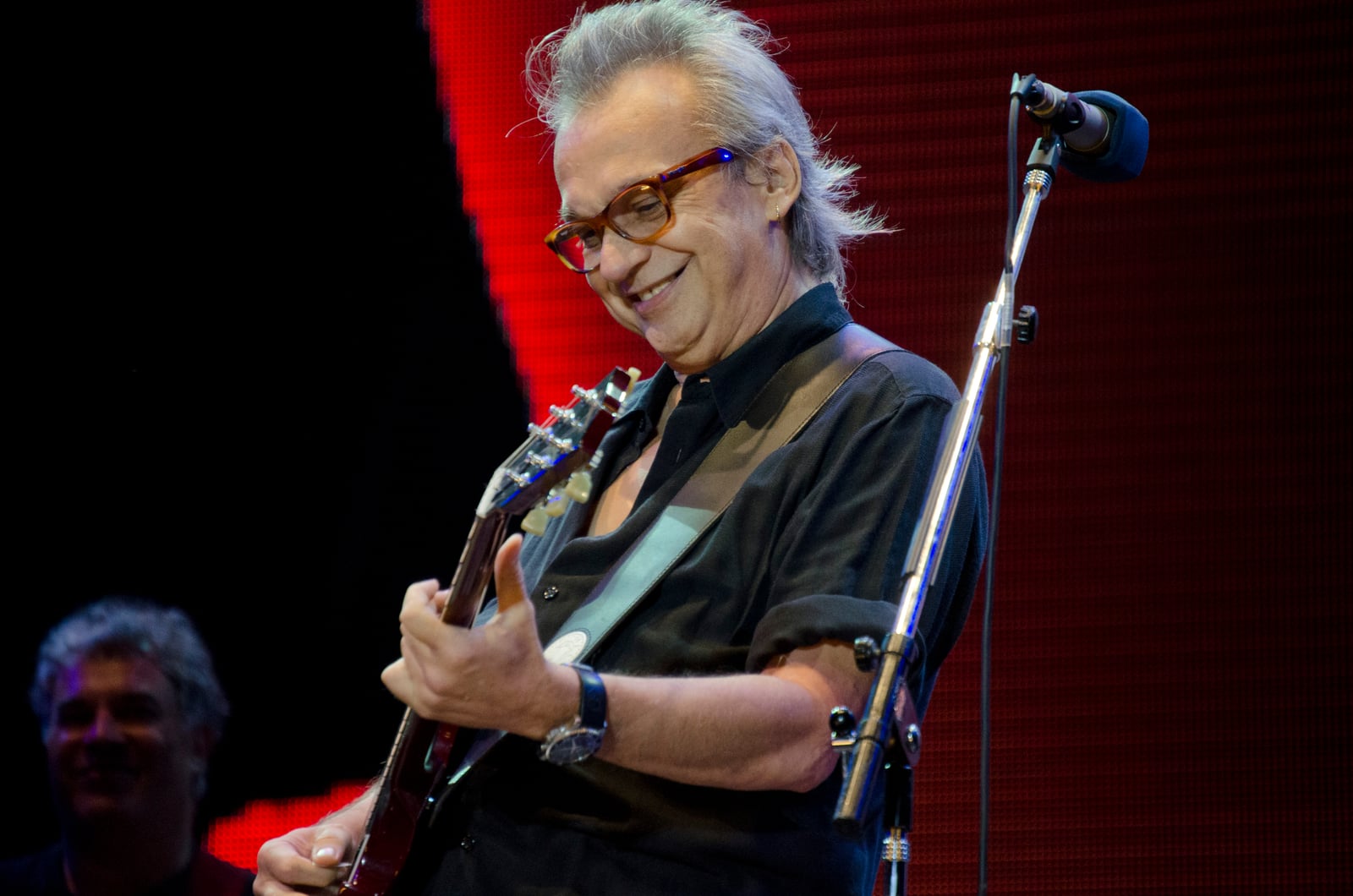 Argentine musician David Lebón performing at Alma de diamante, a concert celebrating the legacy of Luis Alberto Spinetta."