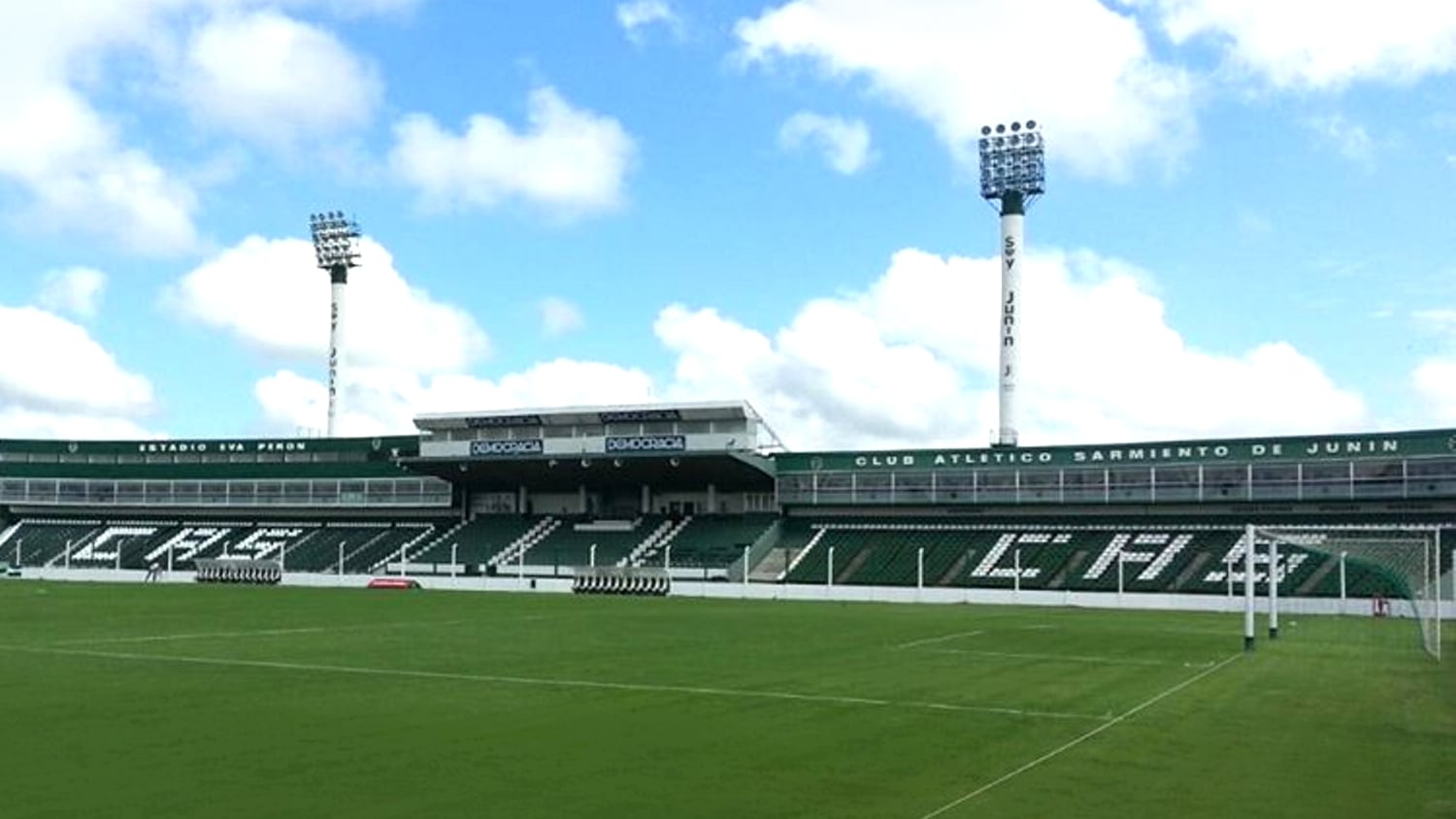 Estadio Eva Perón del Club Atlético Sarmiento. Junín, Argentina. Sector íntegramente de plateas de la calle Necochea. Al centro, platea cubierta; a ambos lados, plateas descubiertas; sobre éstas, los 