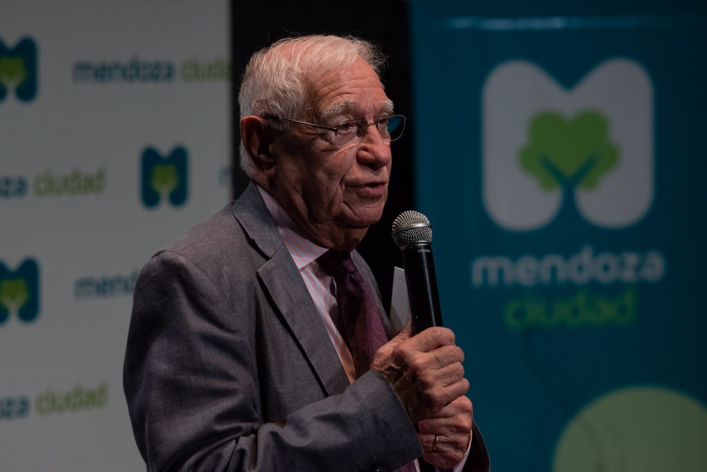 Enrique Macaya Márquez recibe la distinción de Huésped de Honor de la Ciudad de Mendoza, de parte del entonces intendente, Rodolfo Suárez.