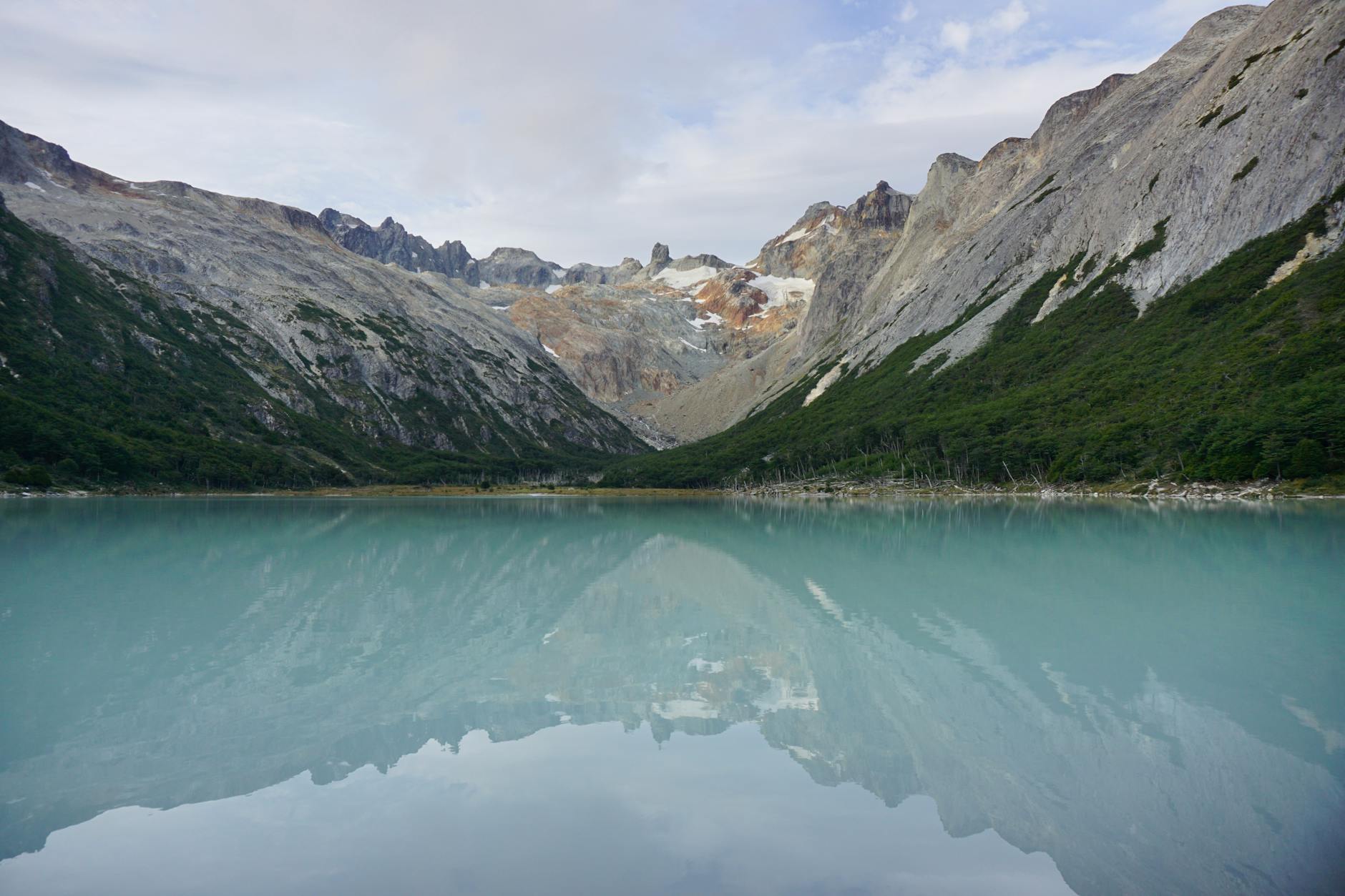 Una vista tranquila de un lago de montaña con reflejos en Ushuaia, Patagonia.