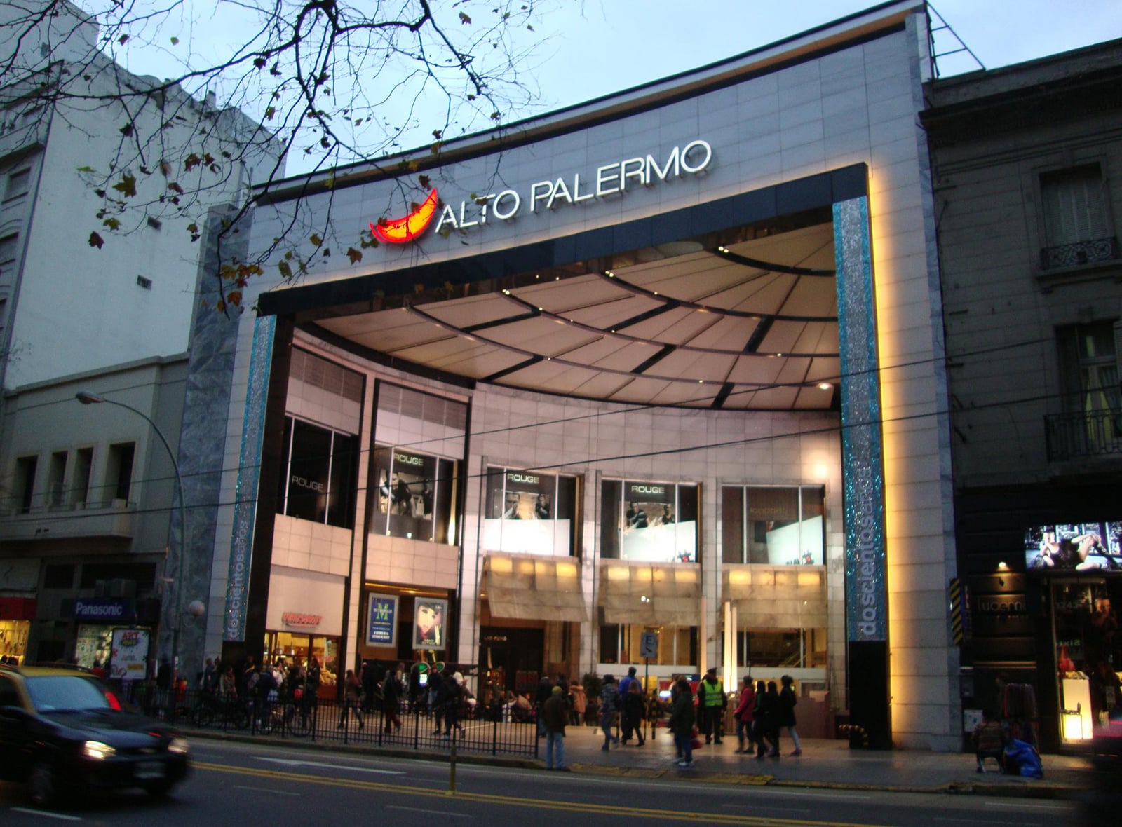 Vista del acceso al centro comercial Alto Palermo, Avenida Santa Fe y Coronel Díaz. La foto muestra la entrada sobre la Avenida Santa Fe. Buenos Aires, Argentina.