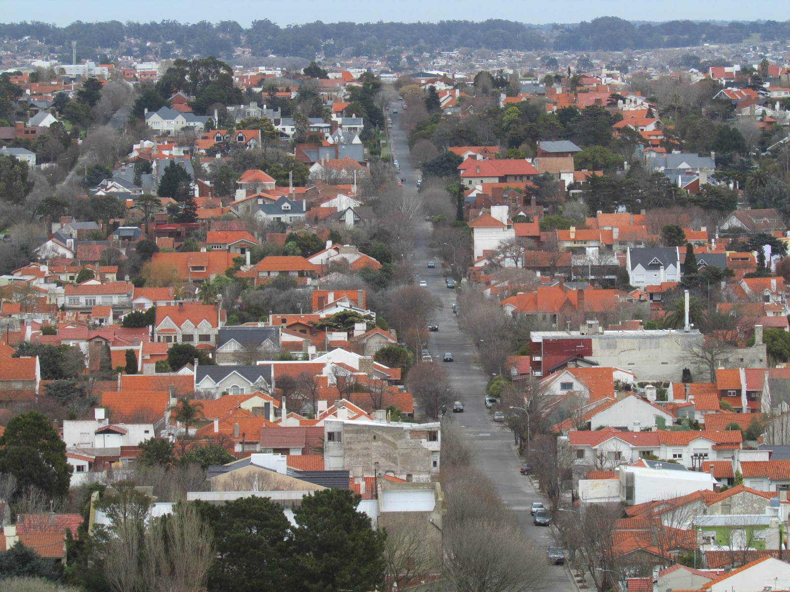 Calle Mendoza hacia el suroeste desde la torre de agua de Mar del Plata, provincia de Buenos Aires, Argentina.