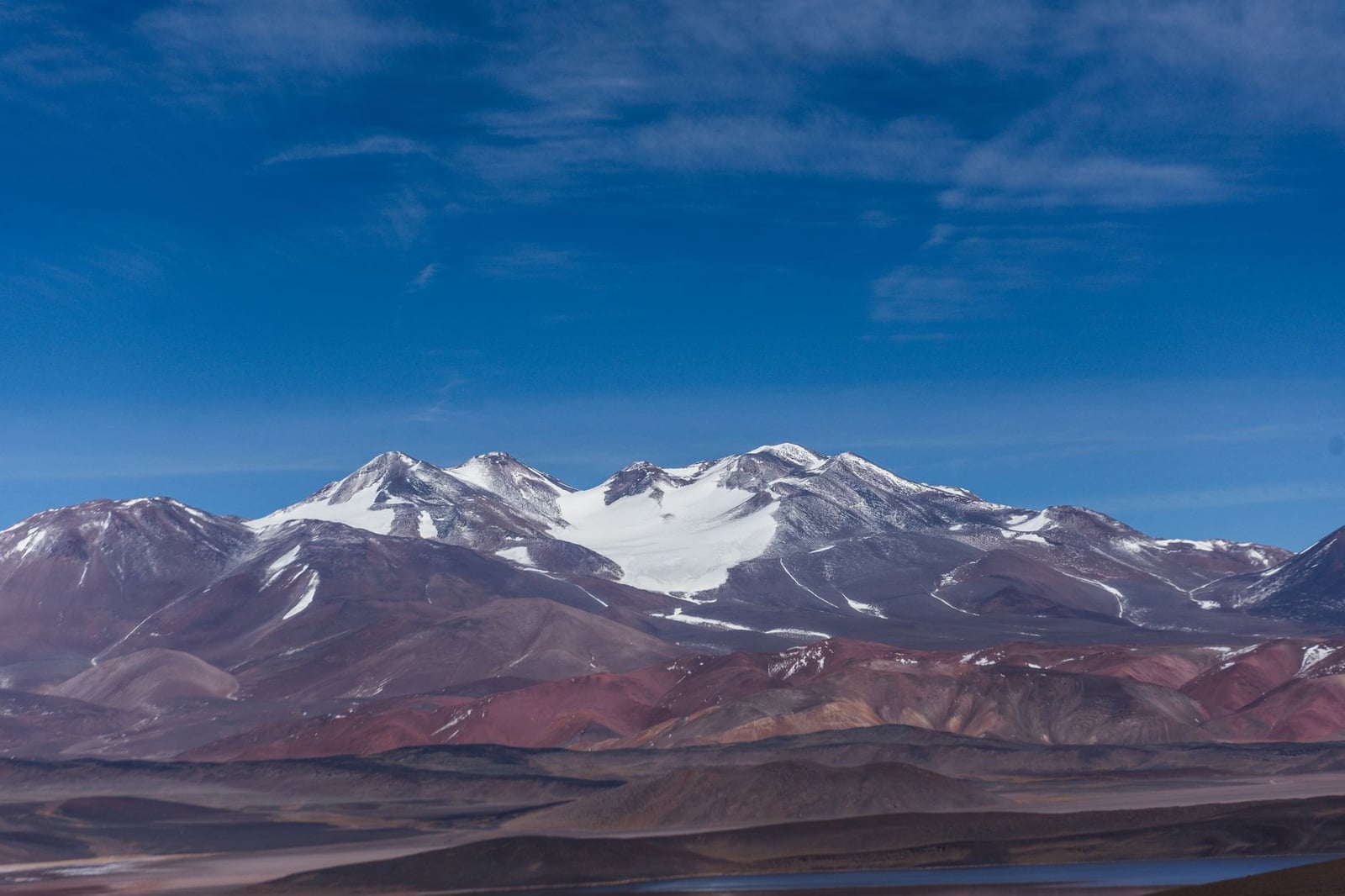 Vista majestuosa de las montañas Andes cubiertas de nieve en Catamarca, Argentina, bajo un cielo azul claro.