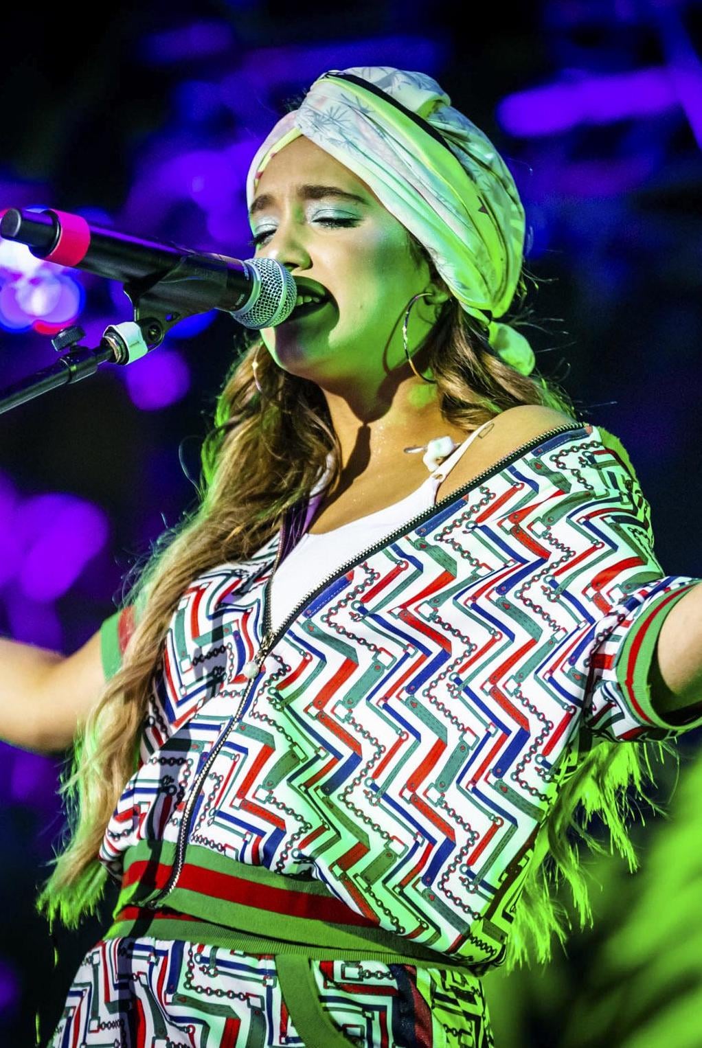 Ángela Torres cantando el tema "Ahora te puedes marchar" de Luis Miguel en el Festival Ciudad Emergente como parte del show "Solamente una vez"