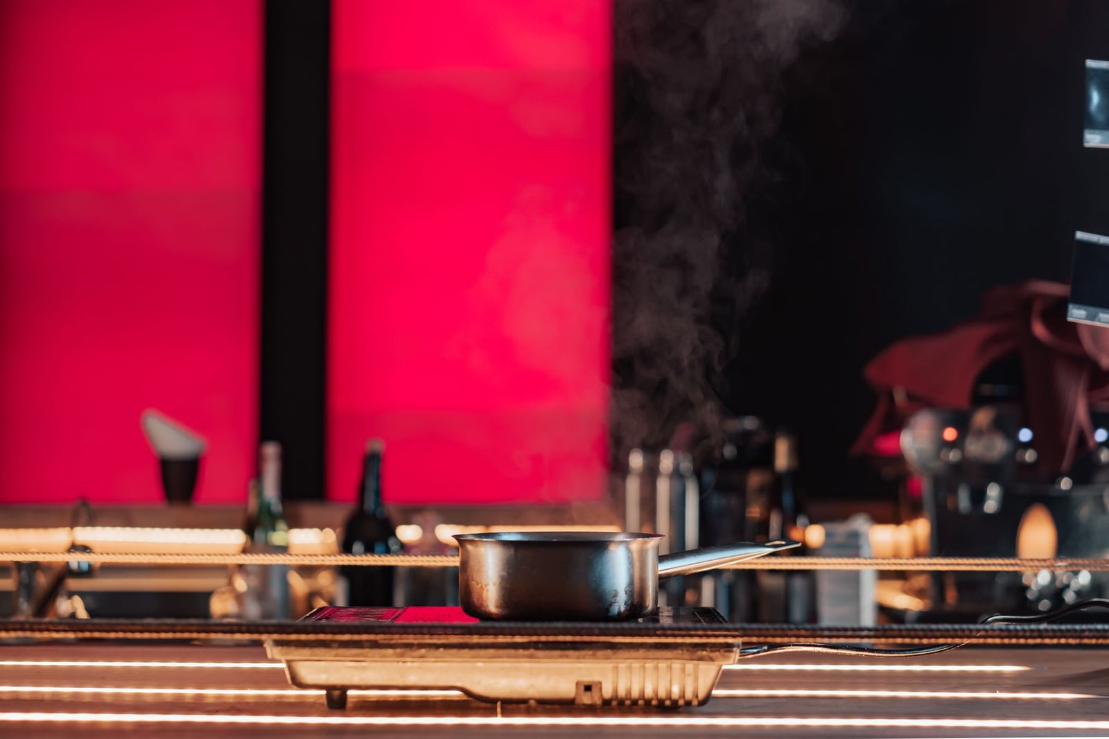 Una cocina moderna con una olla humeante en una cocina eléctrica, perfecta para ambientes de restaurante.