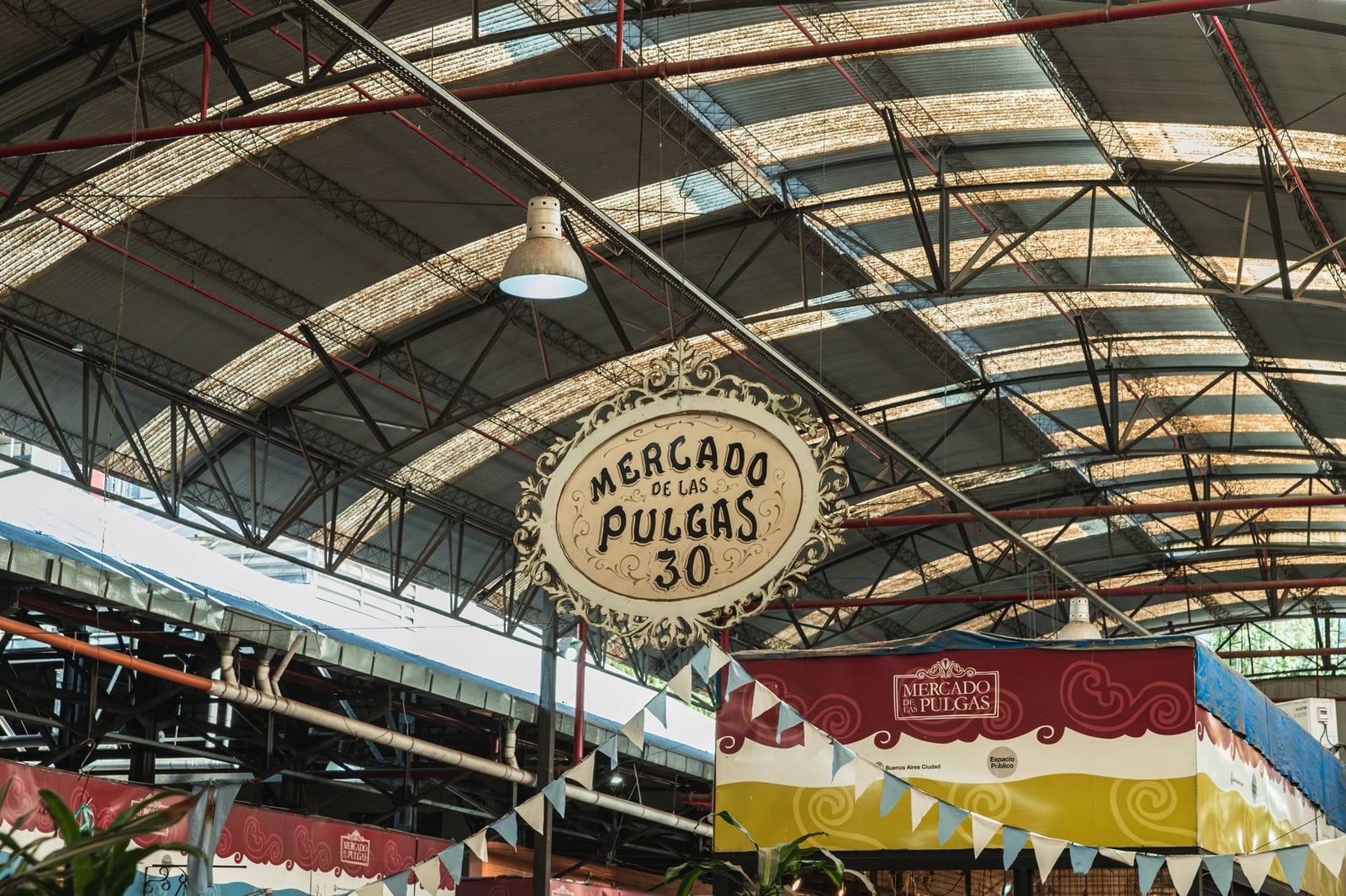 Vista interior del Mercado de las Pulgas, un popular mercadillo en Buenos Aires, Argentina.