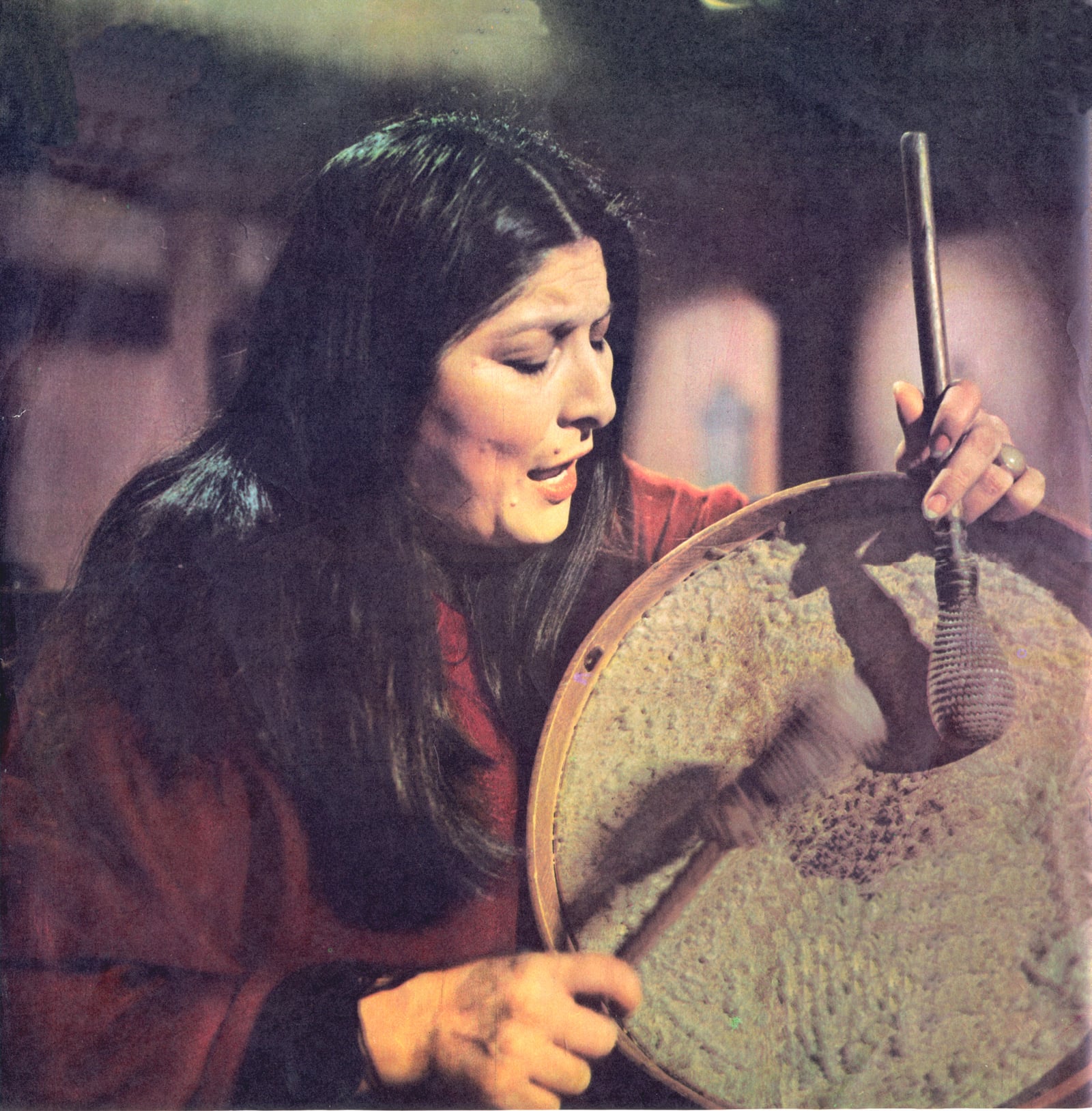 Fotografía de la cantante argentina Mercedes Sosa perteneciente al disco "Mercedes Sosa", serie "Grandes Artístas" editado en Argentina en 1973.