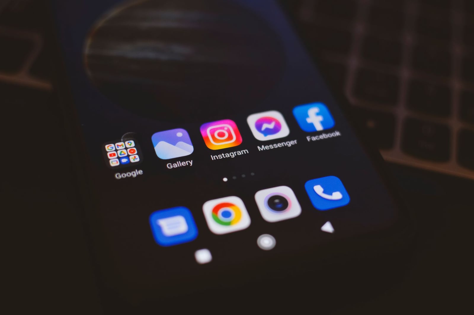 Un smartphone que muestra aplicaciones populares de redes sociales en un entorno con poca luz, perfecto para temas de tecnología y comunicación.