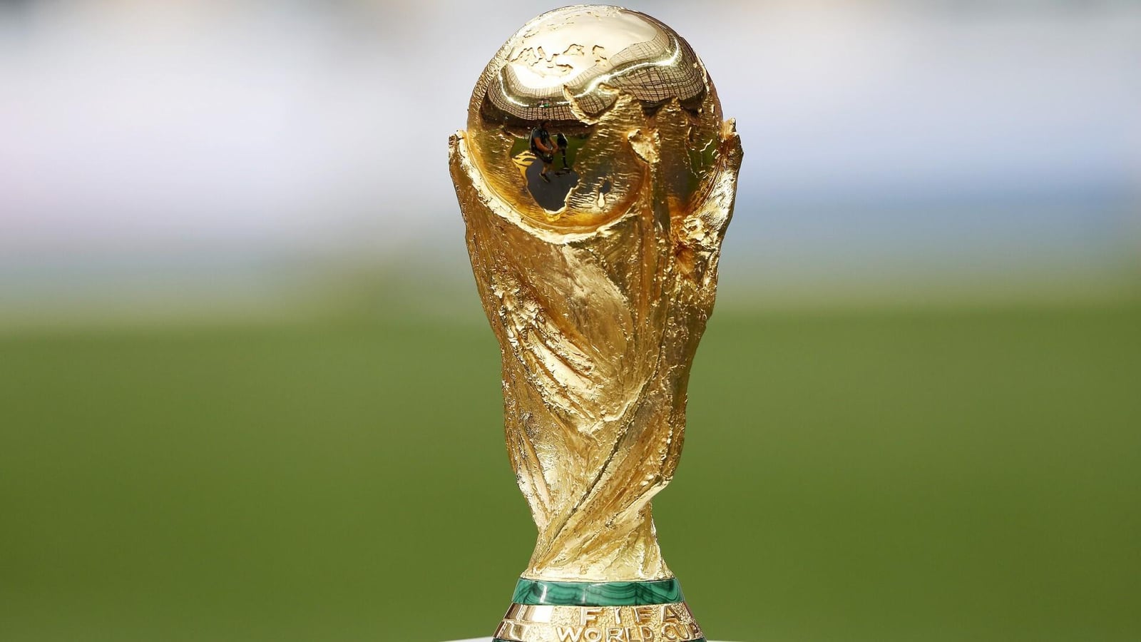 trofeo de la copa del mundo de futbol posado en un atril