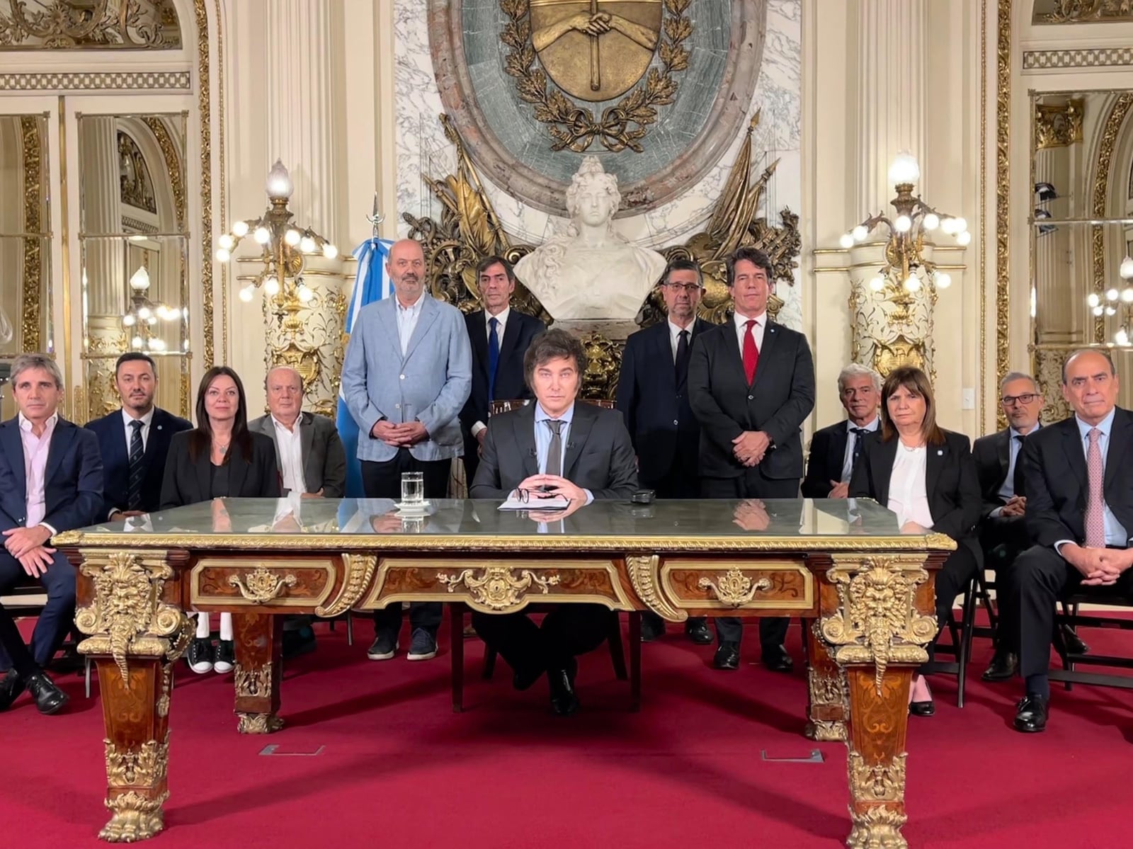 El Presidente Javier Milei firmó un Decreto de Necesidad y Urgencia que contiene las reformas destinadas a liberalizar la economía argentina.